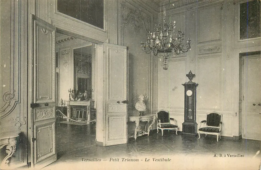 Versailles — Petit Trianon — O Vestíbulo — A. B. em Versailles - Frente