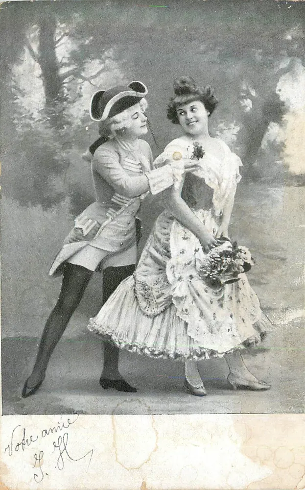 Duas pessoas em traje da época — cena de jardim — Série 1 - Frente