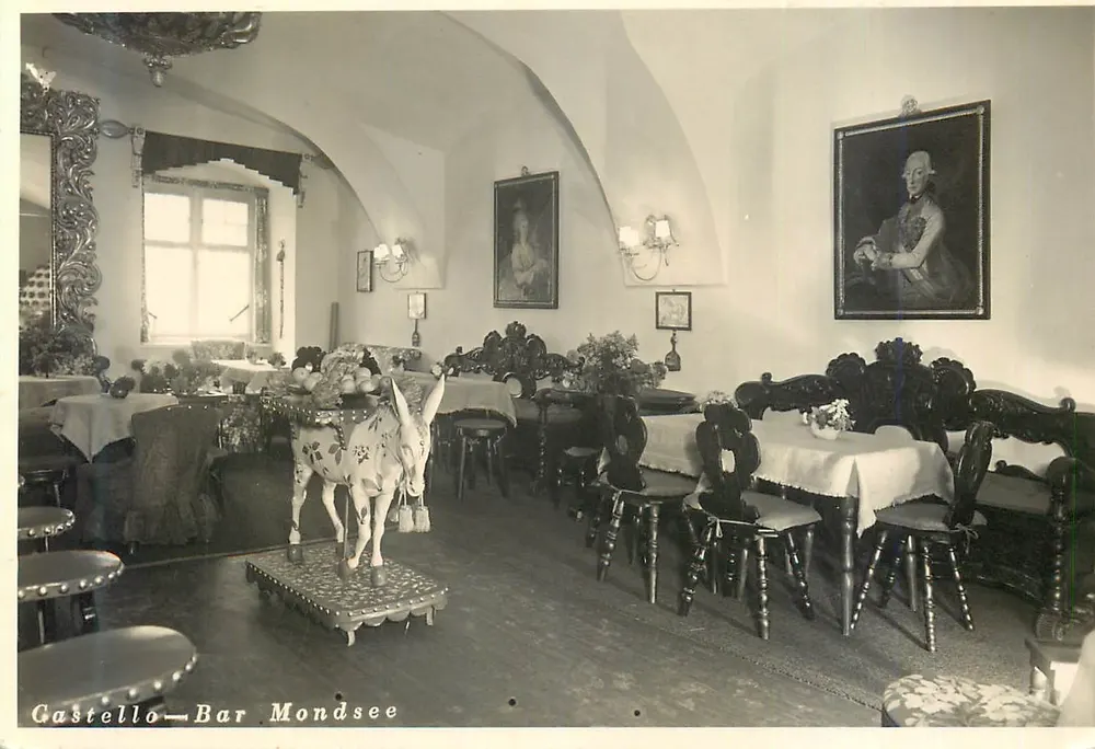 Castello-Bar Mondsee — interior de um bar com um jumento decorativo — Echte Photographie - Frente