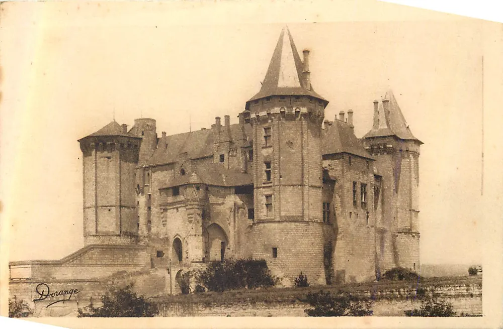Saumur (M.-et-L.) — Das Schloss 15. Jahrhundert — Südöstliche Seite — R. Dorange - Vorderseite