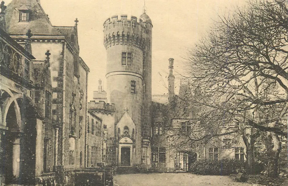 O Castelo de KÉRIOLET — A Cour d'Honneur — O Donjon — Coleção Villard, Quimper - Frente