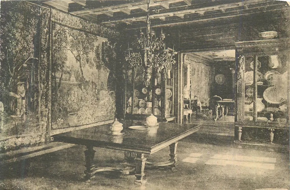 Castelo de KÉRIOLET — A Sala de Jantar — Coleção Villard, Quimper - Frente