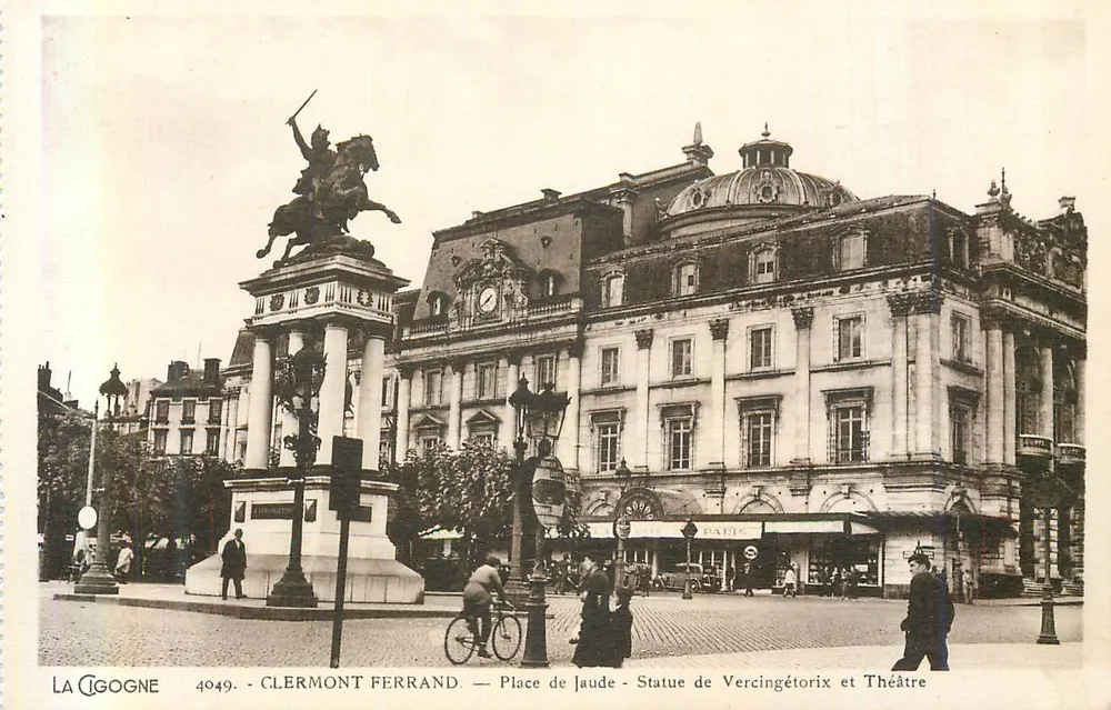 Clermont Ferrand — Place de Jaude — Statue de Vercingétorix et Théâtre - Recto