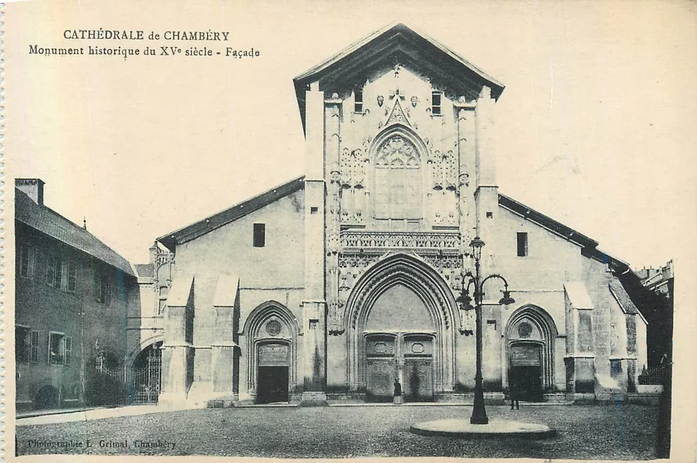 Cathédrale de Chambéry — Monument historique du XVᵉ siècle — Façade — Photographie L. Grimal, Chambéry - Recto