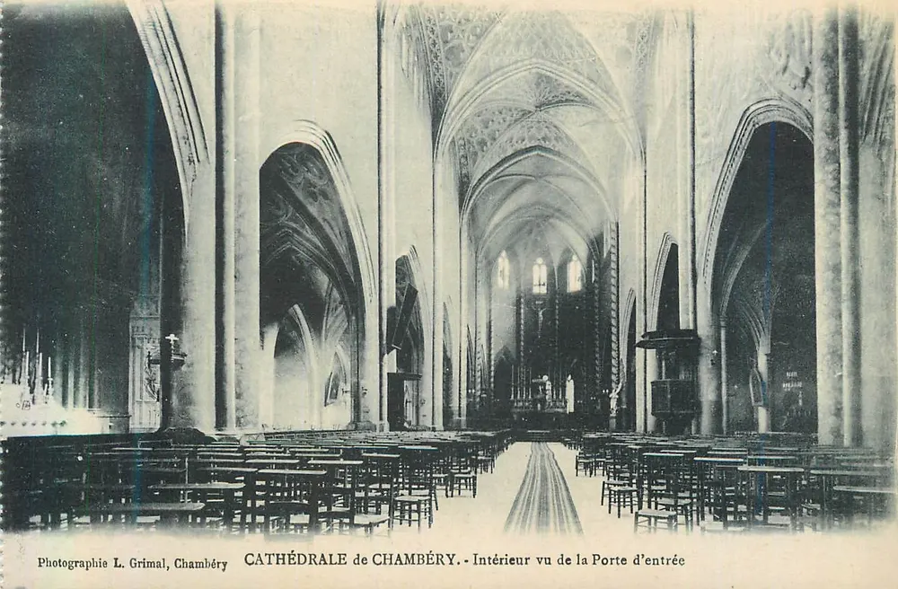 Cathédrale de Chambéry — Intérieur vu de la Porte d'entrée — Photographie L. Grimal, Chambéry - Recto