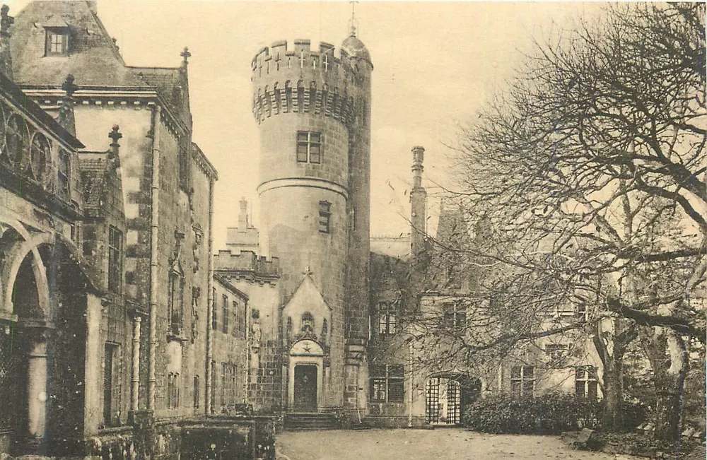 O Castelo de Kériolé - A Cour de Honra - O Donjon — Coleção Villard, Quimper - Frente