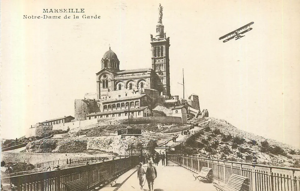 Marseille — Notre-Dame de la Garde — vue avec avion biplan - Recto