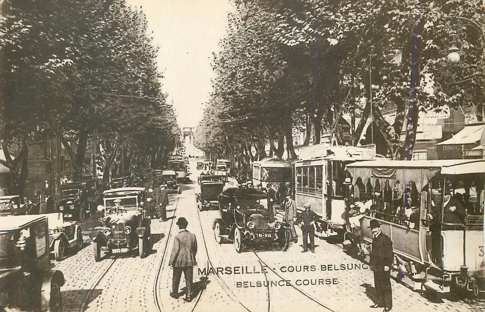 Marselha - Cours Belsunce - vista da rua com trêm e carros - Frente