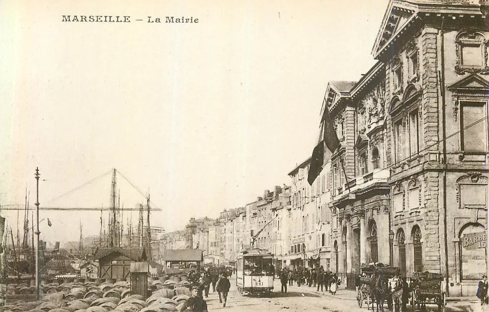Marseille — A Prefeitura — vista da rua com trêm e cais - Frente
