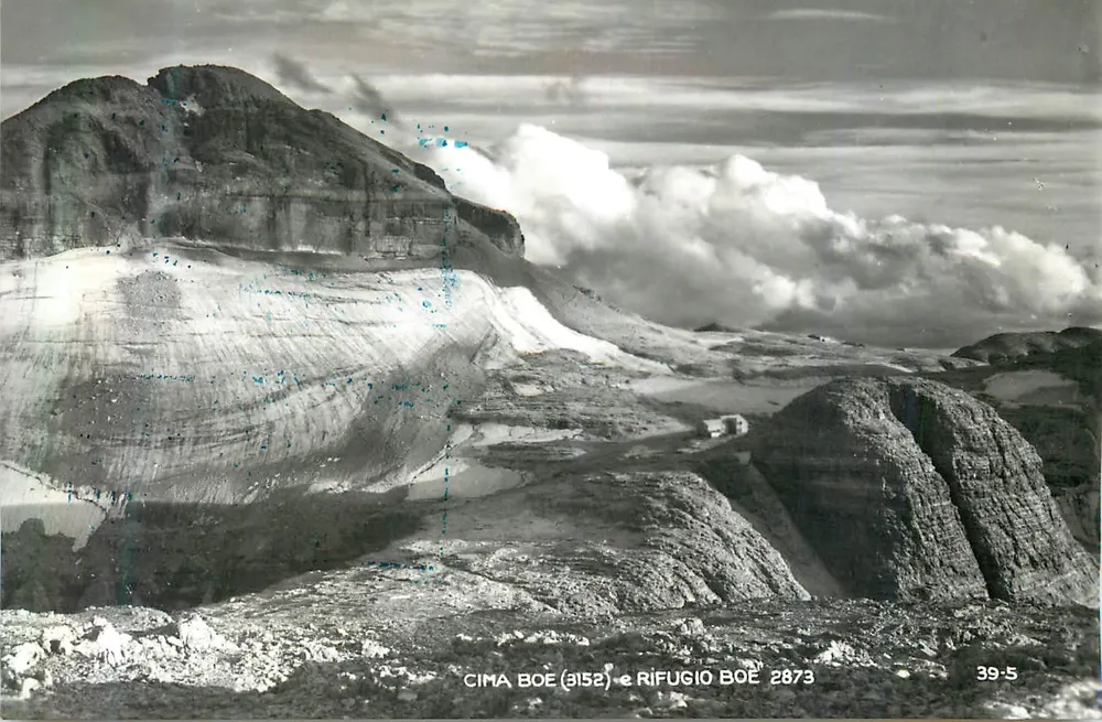 Cima Boè (3152) e Rifugio Boè 2873 — Società degli Fotografi Tridentini - Frente