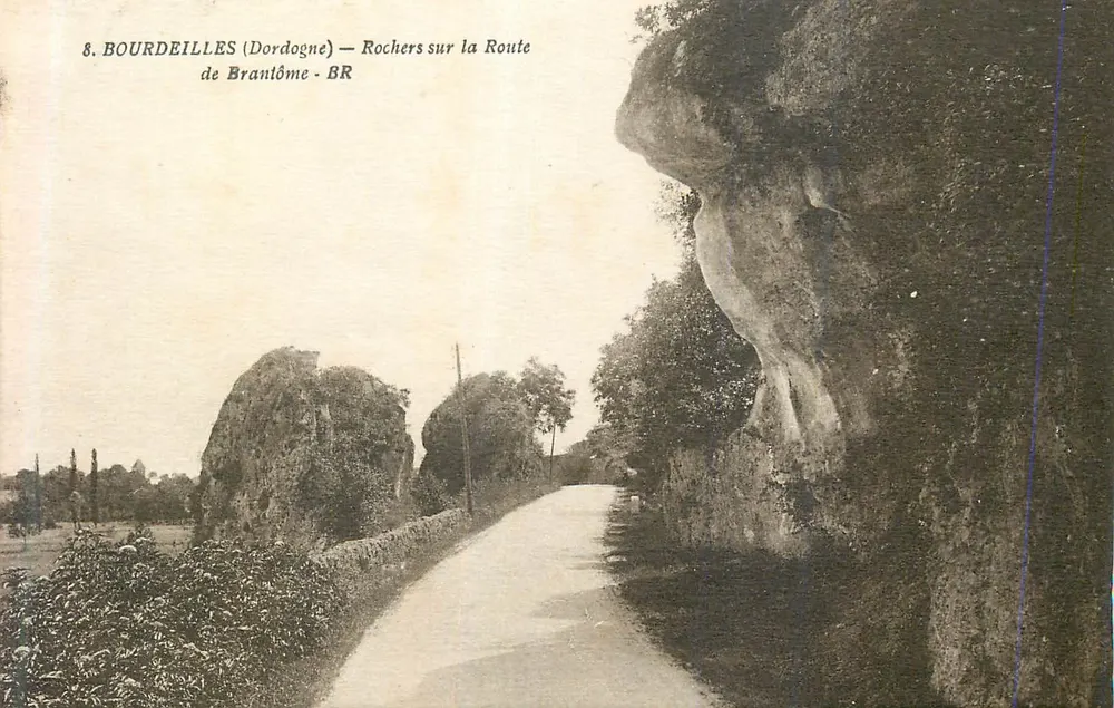 Bourdeilles (Dordogne) — Rochers sur la Route de Brantôme - BR - Recto