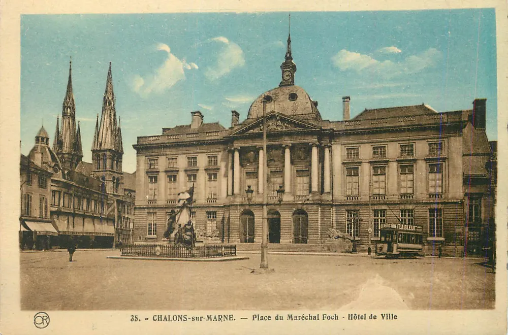 Chalons-sur-Marne — Place du Maréchal Foch — Rathaus - Vorderseite