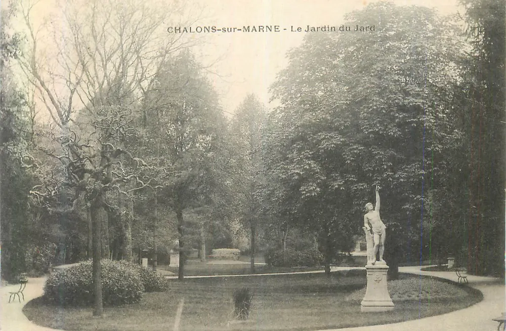 Chalons-sur-Marne - O Jardim do Jardim — vista com estátua e árvores - Frente