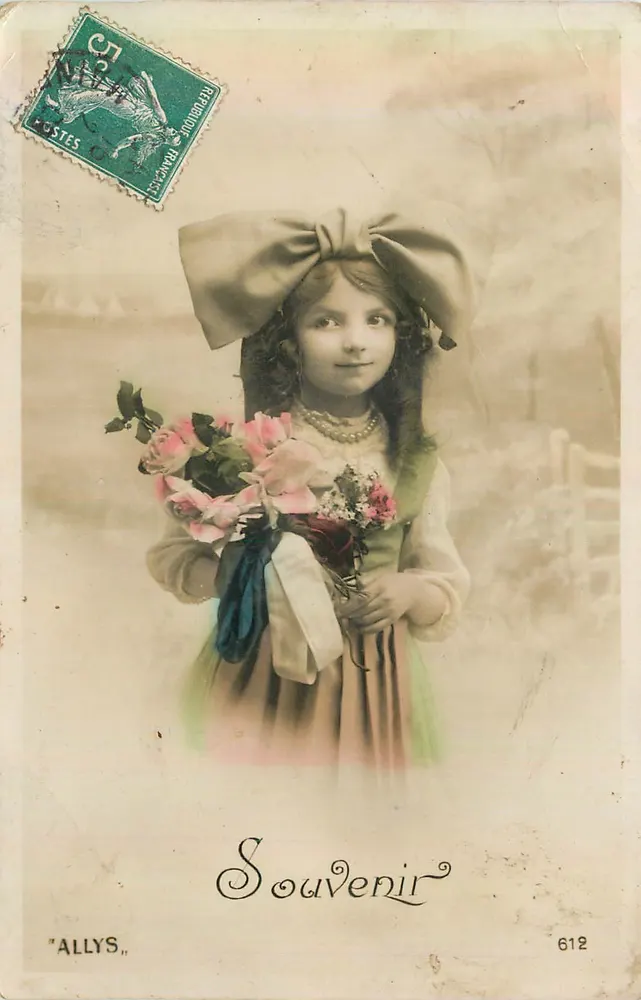 Menina com vestido com grande laço — Lembrete — 'ALLY'S' n°612 - Frente