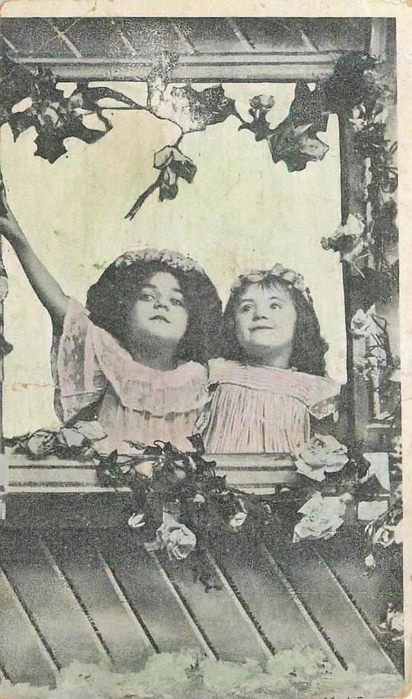 Dos jóvenes chicas en un balcón floreado — editor Levelezo-lap - Anverso
