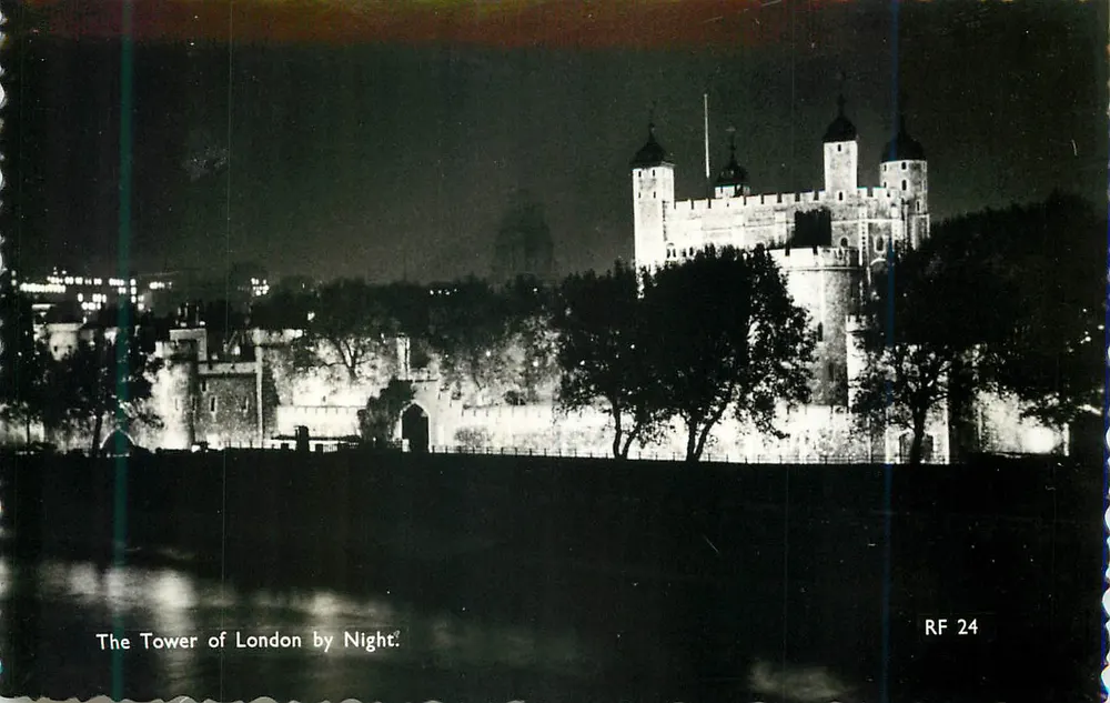 La Tour de Londres la nuit — RF 24 — The Photographic Greeting Card Co. Ltd. - Recto