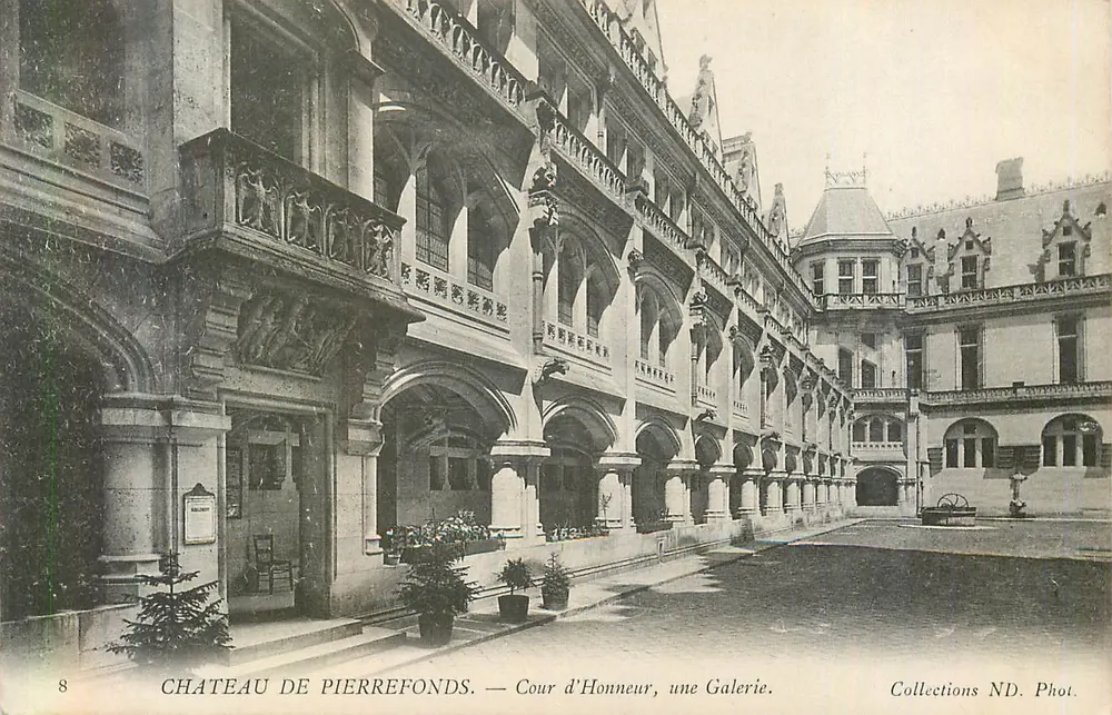 Château de Pierrefonds — Cour d'Honneur, eine Galerie. — Collections ND. Phot. n°8 - Vorderseite