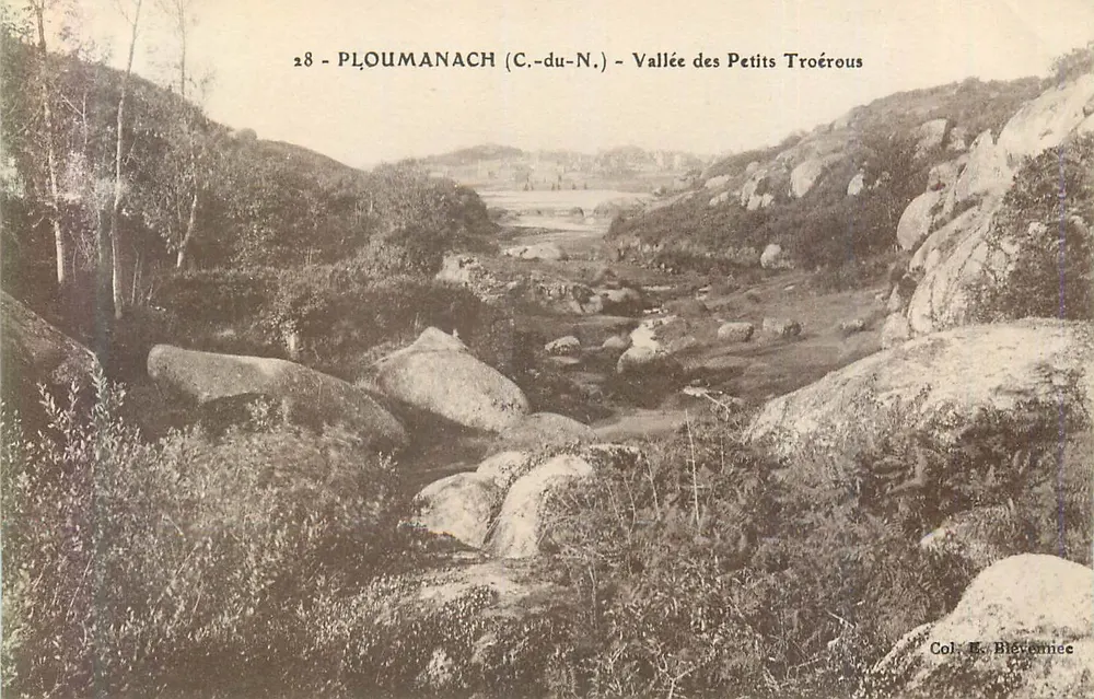 Ploumanach (C.-du-N.) — Vale dos Petits Troérous — Col. E. Blévennec - Frente