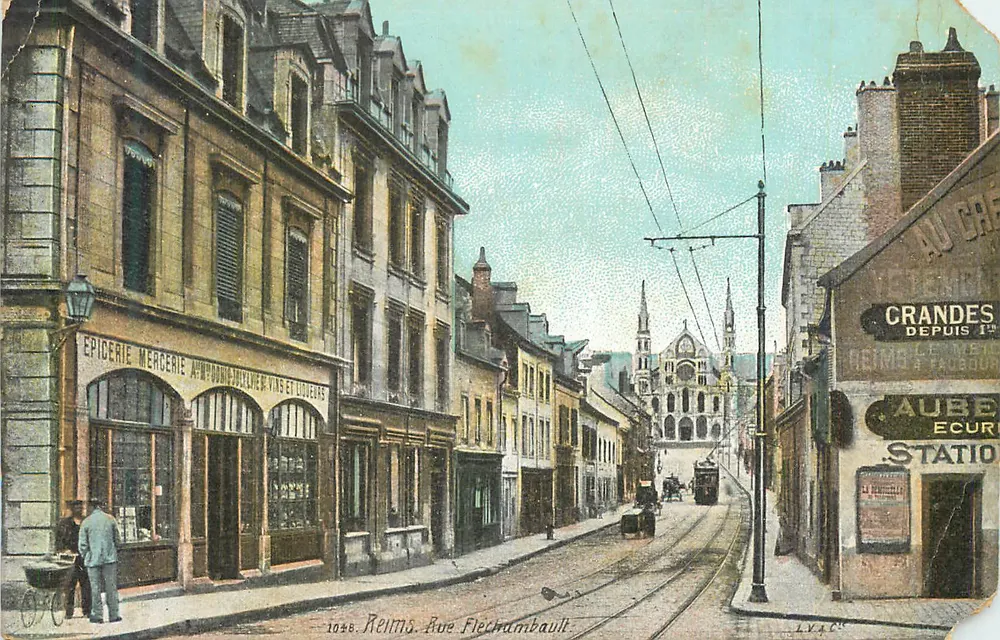 Reims. Rue Flechambault — vue de la cathédrale avec tramway et commerces — éditeur LVAC - Frente