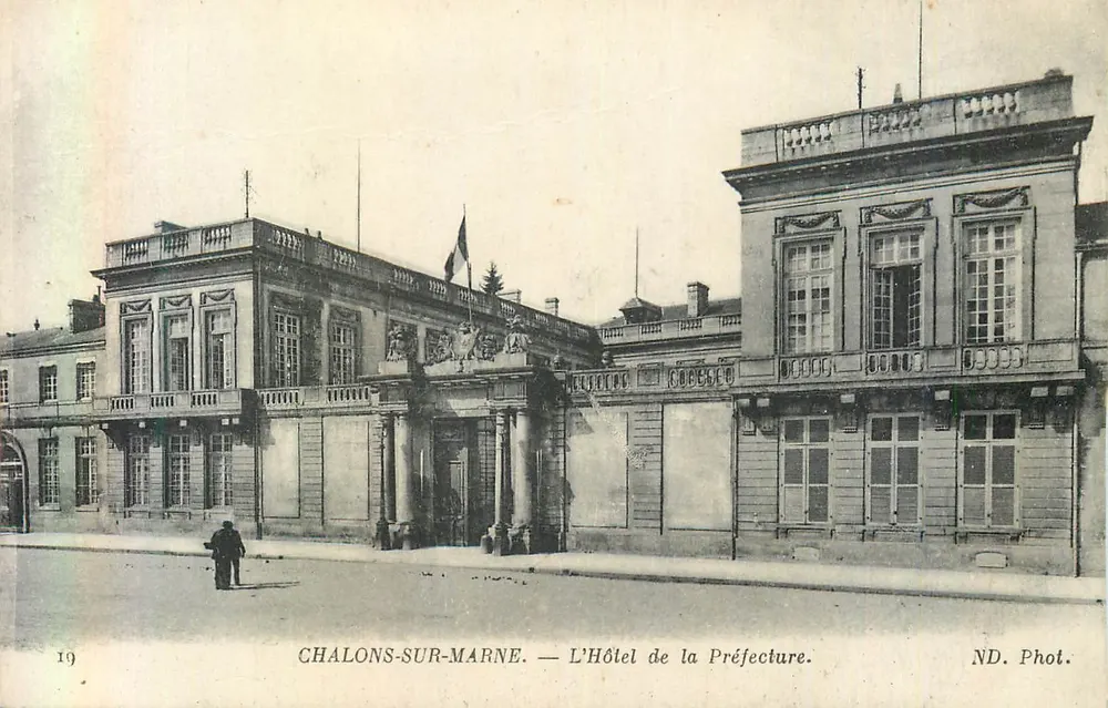 Chalons-sur-Marne — O Hotel da Prefeitura — ND. Phot. - Frente