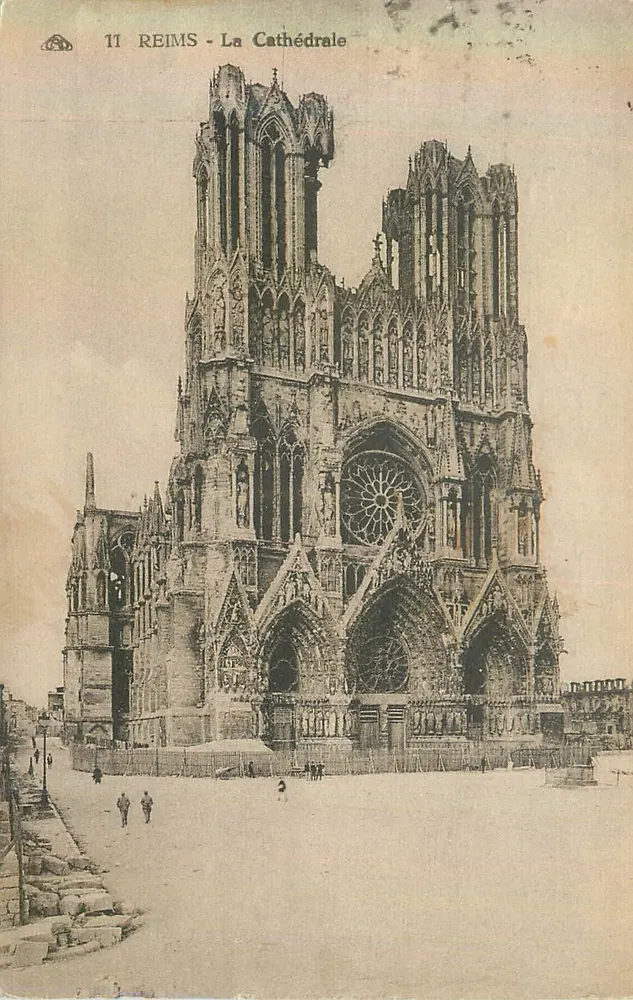 Reims - A Catedral — vista da fachada gótica com roseira - Frente