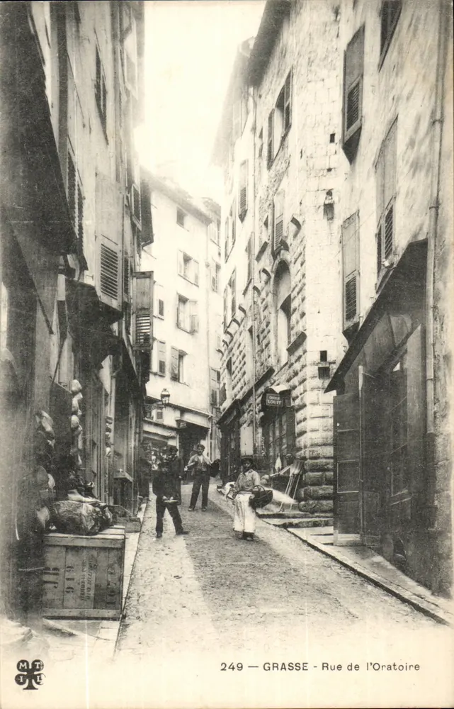 Grasse - Rue de l'Oratoire — visão de rua estreita com passantes — editor MTU, n° 249 - Frente