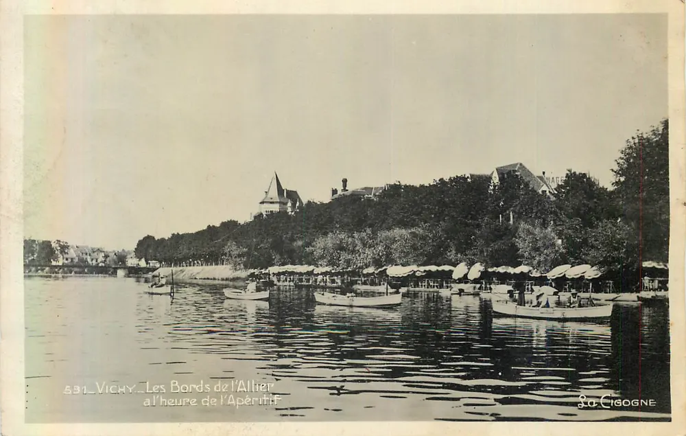 Vichy — Les Bords de l'Allier à l'heure de l'Apéritif — Édition La Cigogne - Recto