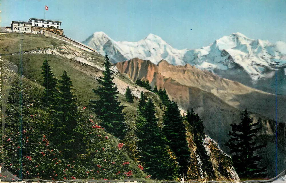 होटल श्विनिगे प्लैटे (2000 मीटर ऊपर समुद्र तल) — एगर, मॉन्च और जंगफूरा के शिखर के साथ — फोटोग्लोब-वेहरली ए. जी. - ज़्यूरिख, संख्या 56 - आगे