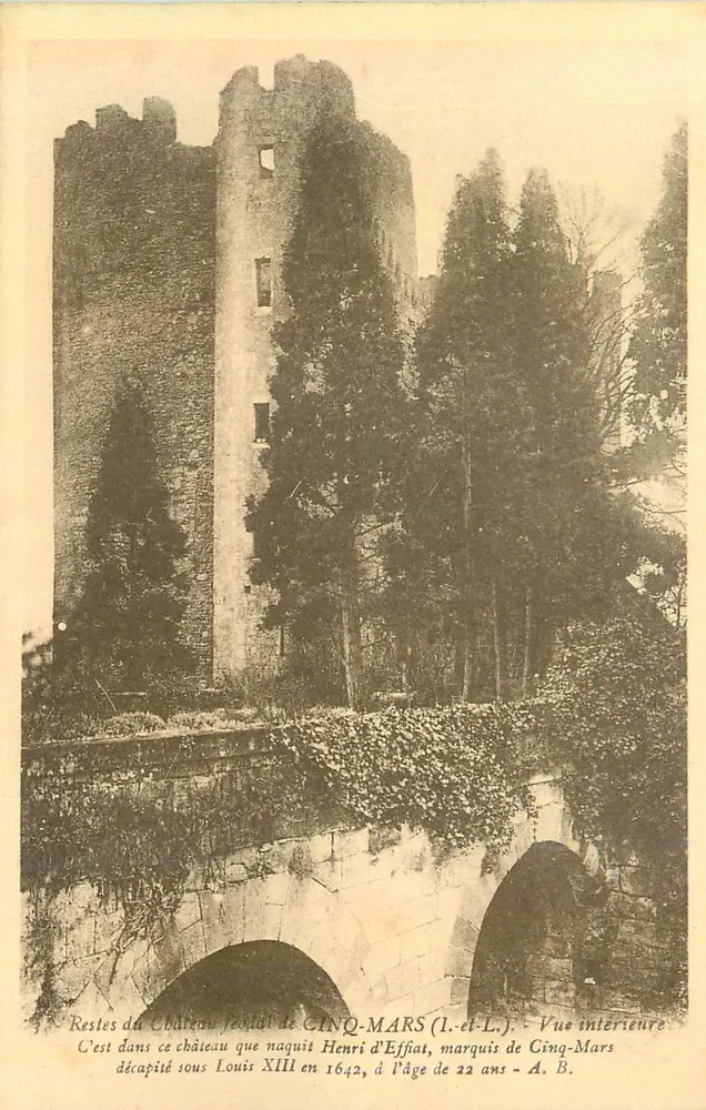 Restos do castelo feudal de CINQ-MARS (L.-et-L.) — Vista interna — A. B. - Frente