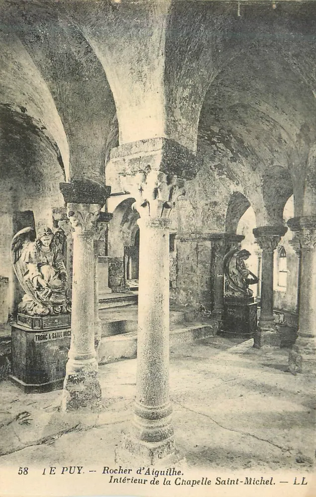 Rocher d'Aiguilhe — Innenansicht der Kapelle Saint-Michel — LL - Vorderseite