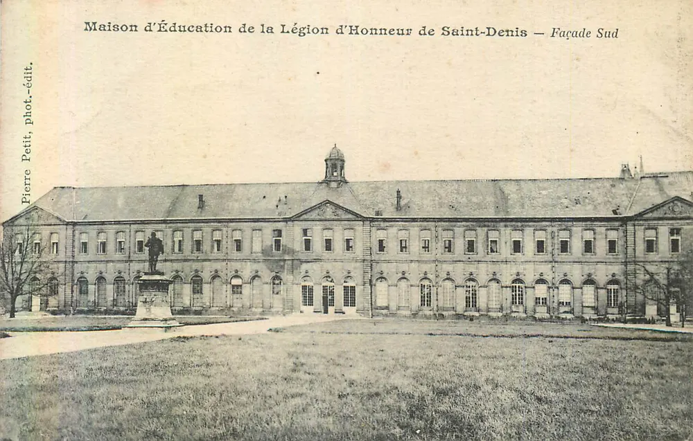Bildungshaus der Ehrenlegion in Saint-Denis — Südseite — Pierre Petit - Vorderseite