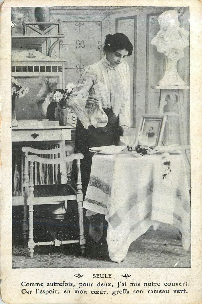 Mulher sozinha arrumando a mesa — texto poético — Café 'MOK' Paris - Frente