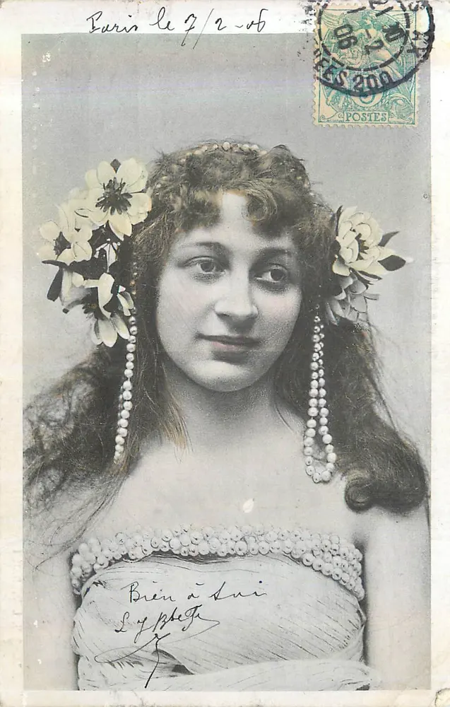 Jovem mulher com flores e pérolas — Paris, 1905 — A. & S. i. B. 8001/1 - Frente