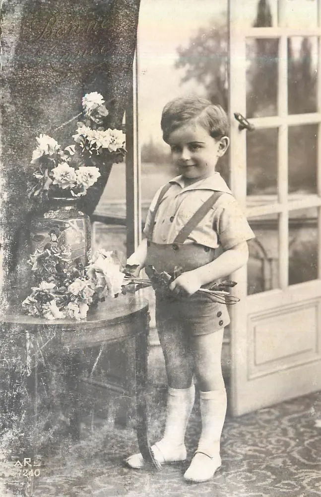 Enfant en tenue d'été — devant une fenêtre — ARE 71240 - Recto