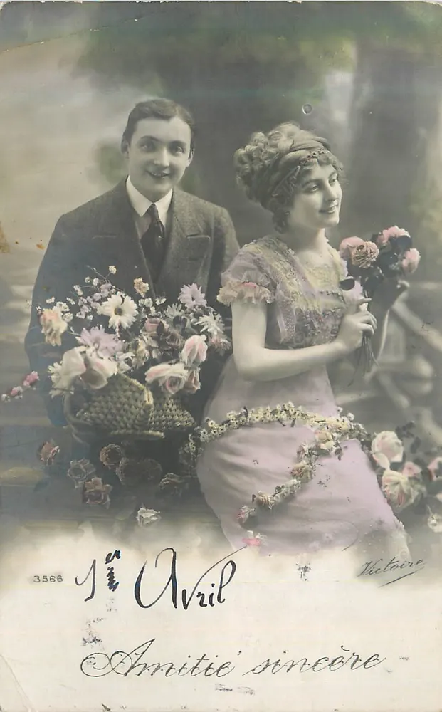 Jeune couple en extérieur — scène de courtoisie avec bouquet — éditeur Victorine, n° 3586 - Frente