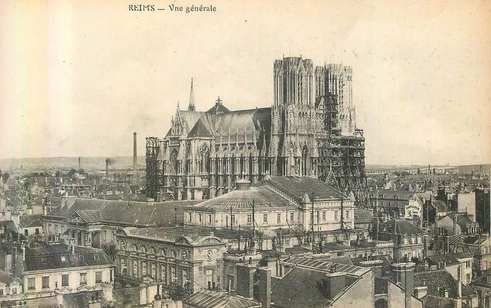 Reims — Vista geral — Catedral em restauração - Frente