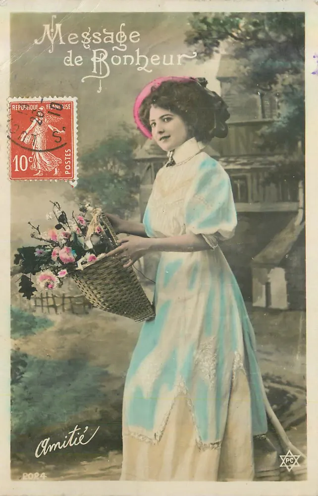 Mulher em vestido azul claro segurando um cesto de flores — Mensagem de Felicidade — Amizade, n°2024 - Frente