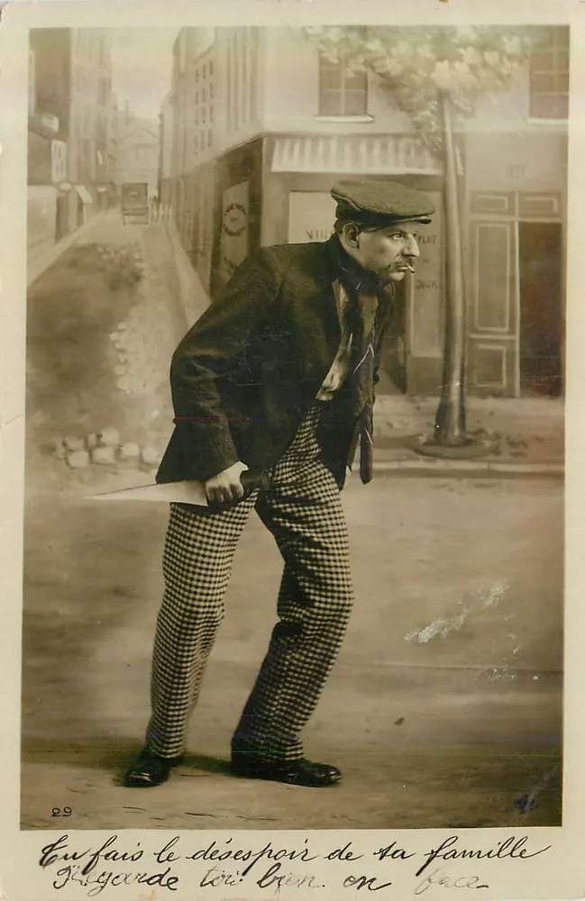 Homem em traje da época segurando uma faca — cena de rua — editor 'UNI. I POSTA'.E UNIVERS E, n°29 - Frente