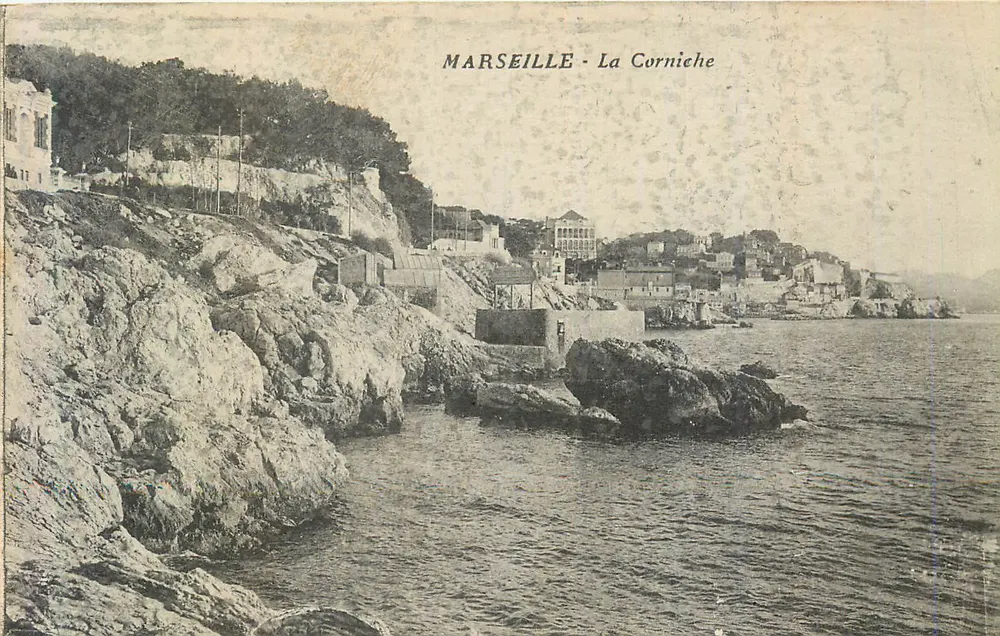 Marseille - A Corniche — vista da costa rochosa e dos edifícios - Frente