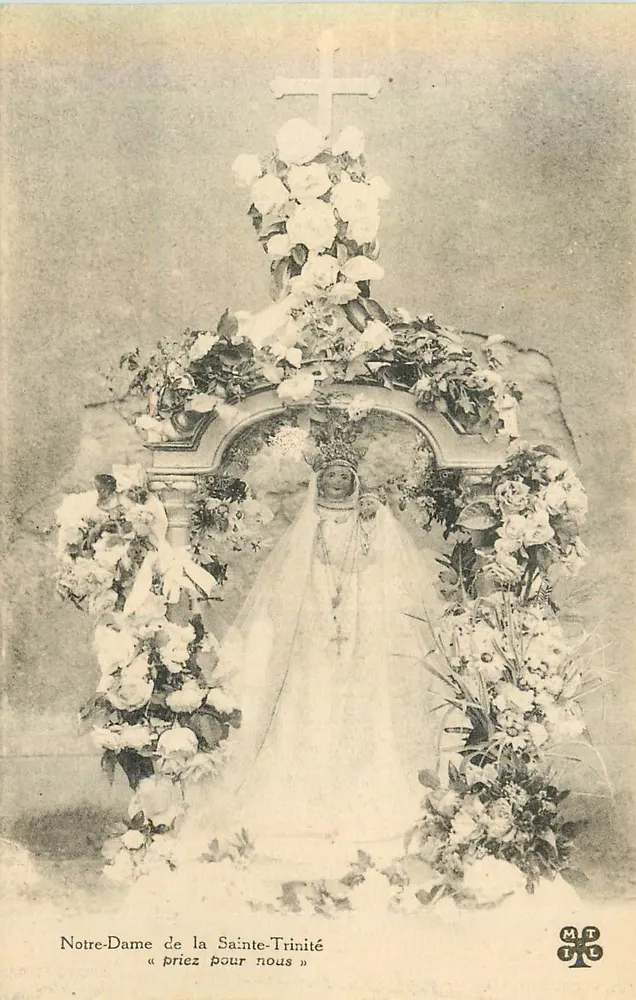 Notre-Dame de la Sainte-Trinité — statue ornée de fleurs — éditeur MTLE - Recto