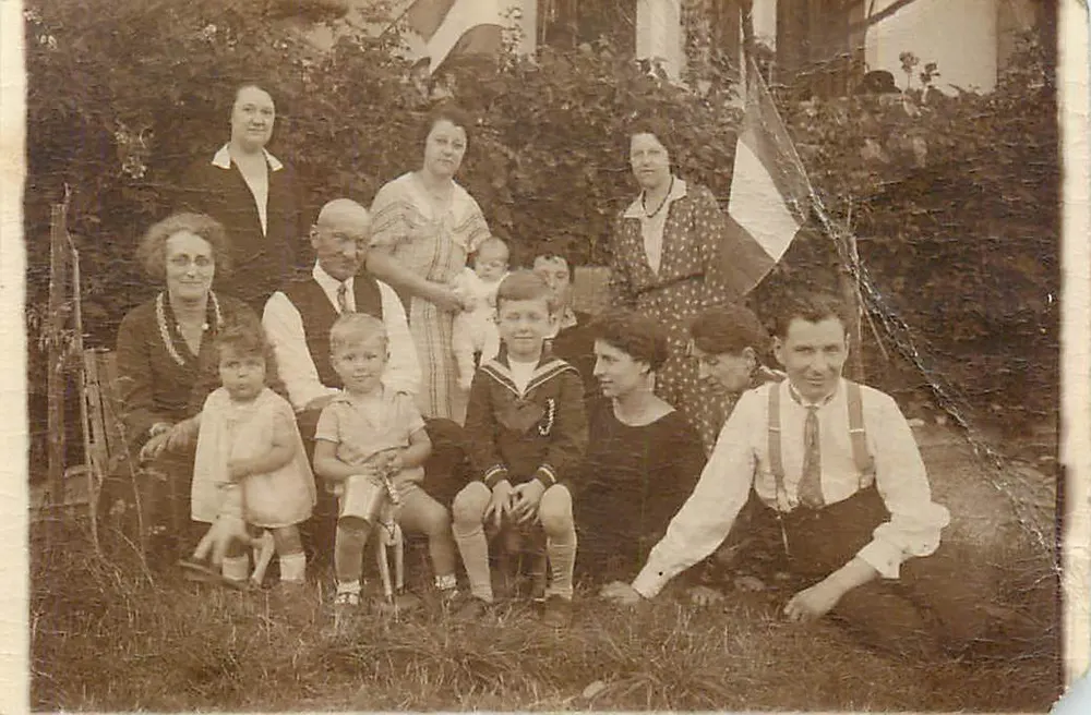 Rodzina i przyjaciele — uroczystość chrzcin Suzanne Romalel — 13 lipca 1930 - Awers
