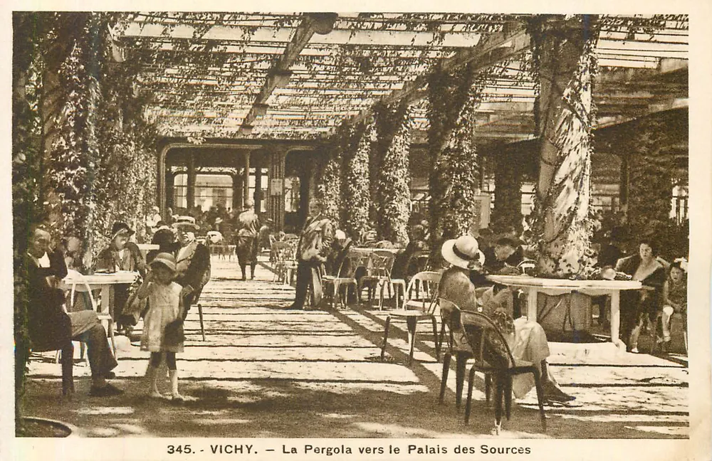Vichy — La Pergola vers le Palais des Sources — Éditeur 'La Cigogne', n° 345 - Recto