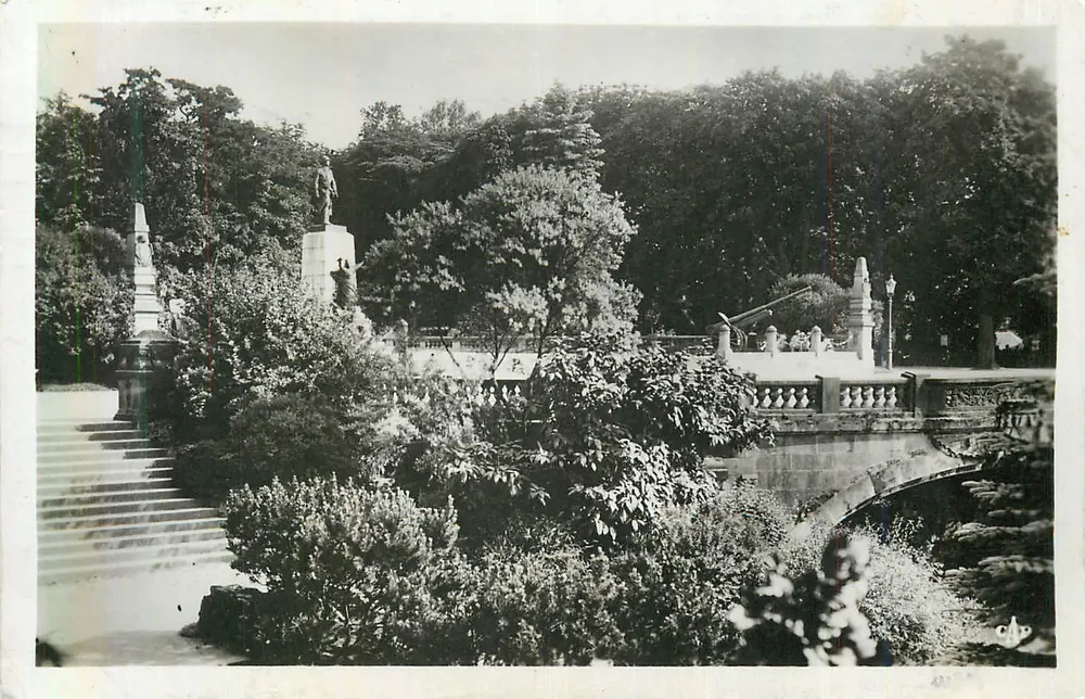 L'Esplanade et le Monument du Poilu — Metz — éditeur HEAL & PHOTOL (46) - Recto