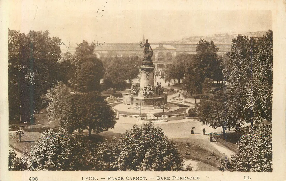 LYON. — PLACE CARNOT. — GARE PERRACHE - Frente