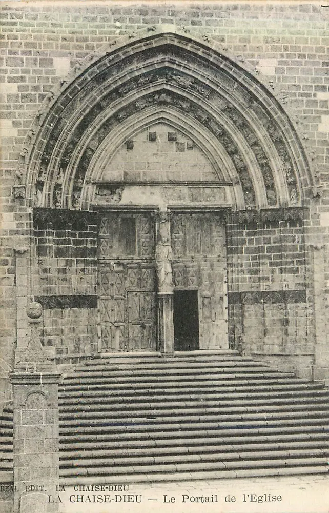 La Chaise-Dieu — Le Portail de l'Église — Béal Edit. - Recto