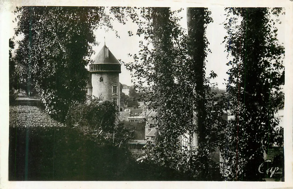 La Vallée — Ansicht des Bergfrieds des Schlosses vom Garten der Perrine — G.A.P. - PARIS - Vorderseite