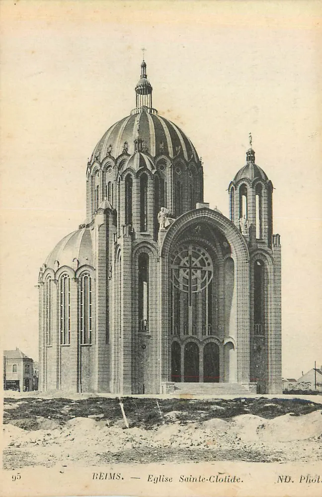 Reims — Igreja de Santa Clotilde — ND. Foto - Frente