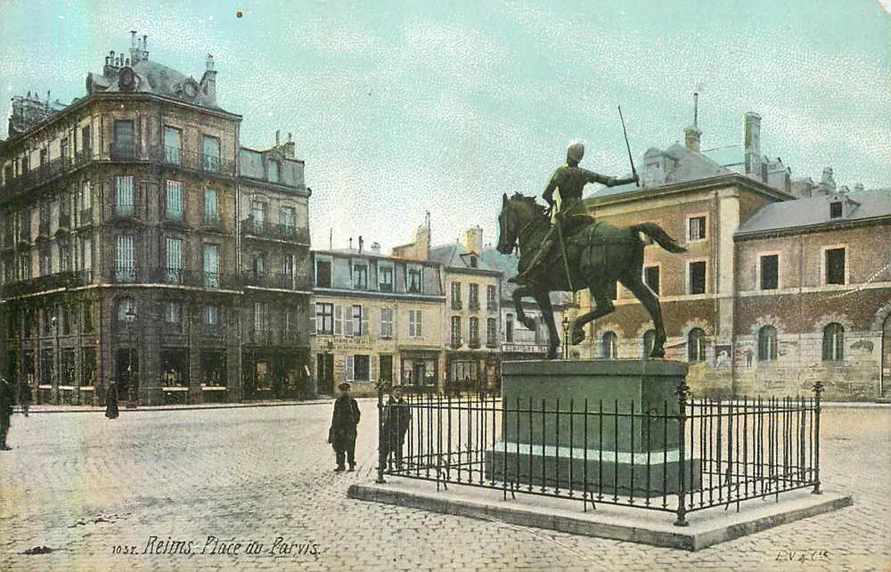 Reims. Place au Parvis — estátua equestre — editor L.V.A. n° 1032 - Frente