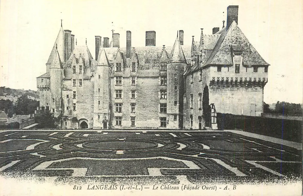 Langeais (Loire-et-Loire) — Le Château (Façade Ouest) — A. B. n° 812 - Recto