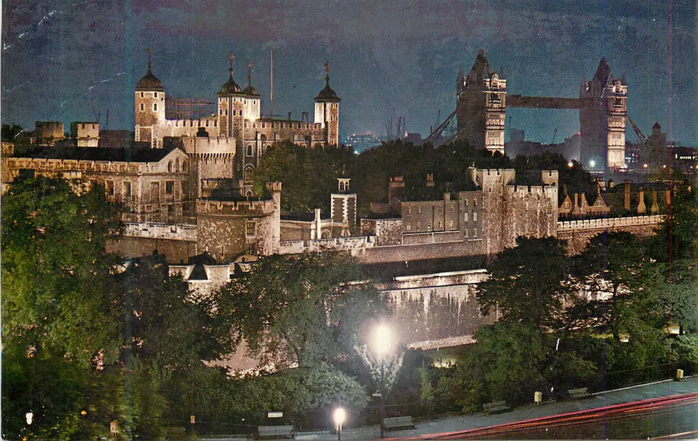 A Torre de Londres à noite — série Natural Colour — editor The Photographic Greeting Card Co. Ltd., Londres - Frente